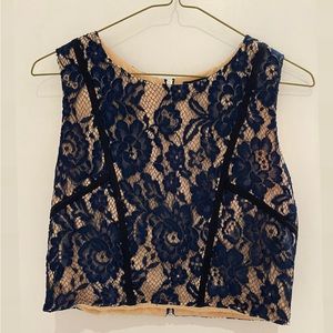 Mendocino | navy floral lace crop top